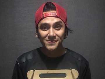 Pamer Gaya Foto Super 'Nyentrik', 'Tonjolan' di Celana Vicky Nitinegoro Bikin Netter Geger