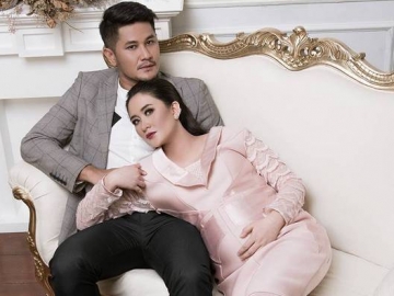 Pemotretan Kehamilan Ryana Dea, Bertema Klasik nan Elegan Bareng Puadin Redi