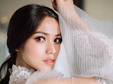 Potret Cantik Jessica Iskandar Hadiri Pernikahan di Bali, Pesonanya Kalahkan Sang Pengantin