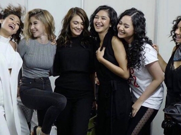 Potret Kecenya Selebriti Peragakan Busana Karya Luna Maya di JFW 2017