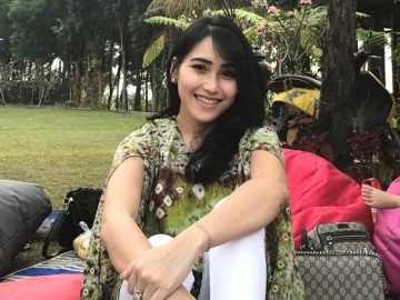 Panik Saat Siaran Langsung di Televisi, Ayu Ting Ting Ketahuan Cek Bagian Dalam Bajunya Lagi