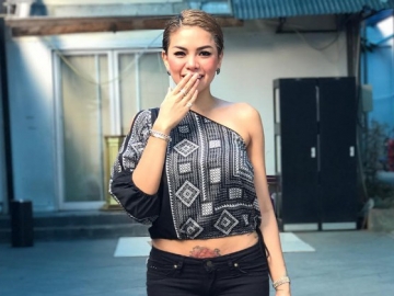 Pose Sensual Nyaris Tanpa Busana, Nikita Mirzani Bikin Netter Geger