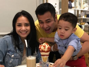 Bercanda Mesra dengan Nagita, Posisi Tangan 'Nakal' Raffi Ahmad Bikin Salah Fokus