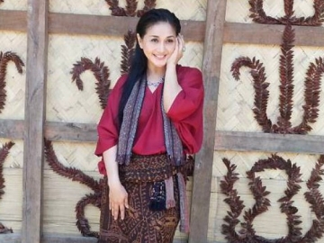 Kunjungi Makan Ayahanda, Penampilan Paramitha rusady Jadi Sorotan