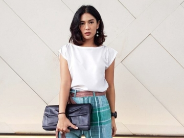 Unjuk Kebolehan Main Gitar Sekaligus Nyanyi, Dian Sastro Panen Pujian