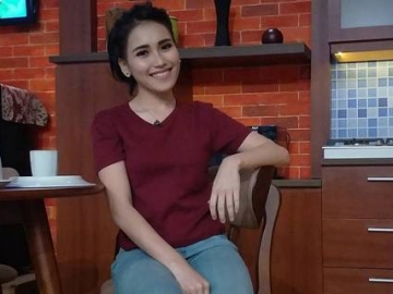 Pakai Kerudung Segi Empat, Kecantikan Ayu Ting Ting Bikin Adem