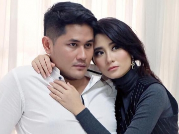 Foto Kehamilan Bareng Suami, Bagian Kaki Ryana Dea Bikin Gagal Fokus