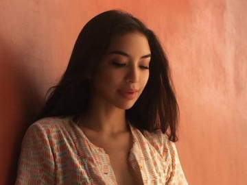 Manohara Rayakan Halloween dengan Kostum Seksi, Penampakan Tangan Misterius Bikin Ngeri