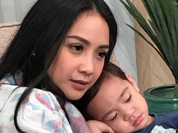 Nagita Slavina Pose Mangap Sambil Gendong Rafathar, Begini Respon Netter
