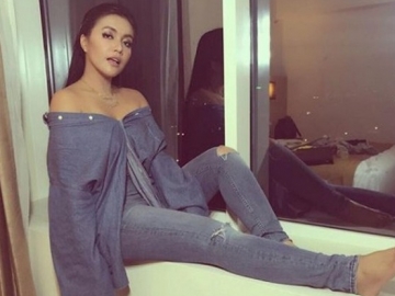 Pakai Baju Transparan Hingga Pamer Pose 'Meliuk-Liuk', Denada Bikin Netter Geger