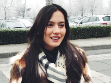 Biasa Dipuji Cantik, Gaya Duduk Pevita Pearce Ini Malah Tuai Kritikan