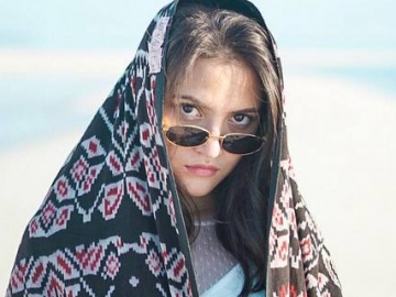 FOTO: Marsha Aruan Liburan ke Maluku, Jelajahi Pantai Cantik Bareng Sahabat