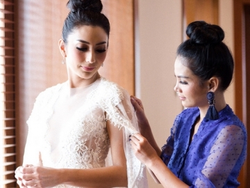 FOTO: Mengharu Biru, Tyas Mirasih Tak Kuasa Menahan Duka Kepergian Sang Kakak Tercinta