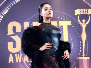 Kunjungi Kelab Malam Dibalut Busana Seksi, Ketiak Denada Malah Jadi Sorotan