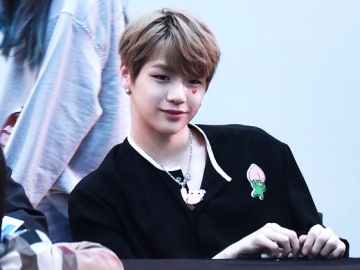 Belikan Buket Bunga Hingga Tas Mewah, Perlakuan Manis Kang Daniel ke Ibunya Ini Buat Fans Salut