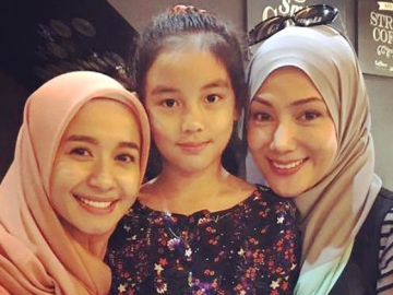 Kompak Antar Anak ke Sekolah, Laudya Cynthia Bella & Mantan Istri Engku Emran Banjir Pujian