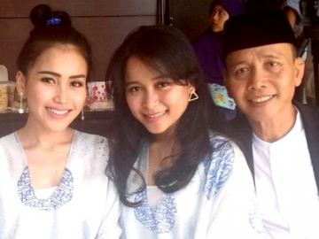 Peluk Sang Ayah, Pose Kaki Ayu Ting Ting & Syifa Malah Tuai Sindiran