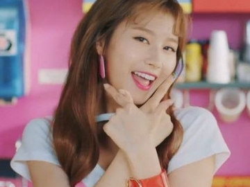 Sana Posting Video Seseorang Berbaring Cute Disebelahnya, Fans Twice Heboh