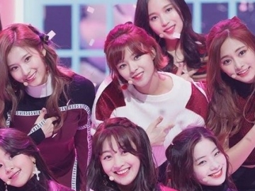 Ini Detil Photobook 'Twiceland The Opening' & 'Season's Greetings 2018'