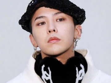 G-Dragon Pose Selfie Lawas Usai Konser di Jepang