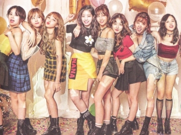 Dibalut Piyama, Serunya Twice Bahas Promosi 'Likey' Hingga Hubungan Para Member di V Live Terbaru