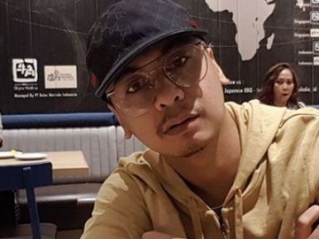 Raditya Dika Unggah Foto 'Romantis', Komentar Kocak Melly Goeslaw Bikin Netter Penasaran