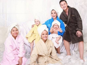 Kompaknya 6 Gaya Pemotretan Terbaru Keluarga Ussy Sulistiawaty & Andhika Pratama Ini