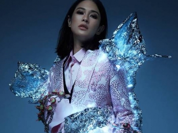 FOTO: Dian Sastro Tampil 'Menyilaukan' dengan Pose Dibalut Gaun Bercahaya Ini