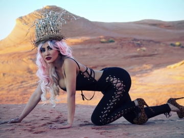 Pamer Tubuh Montok Sambil Tiduran di Pantai, Cynthiara Alona Panen Cibiran Haters