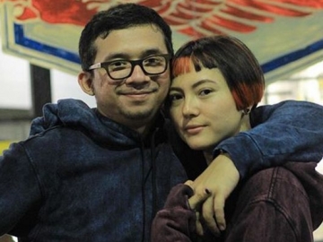 Beredar Foto Ini, Poppy Sovia Dikabarkan Telah Tunangan