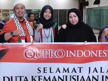 Berangkat ke Palestina, Begini Momen Haru Perpisahan Melly Goeslaw dan Keluarga