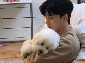 Asyik Bermain Salju, Anjing Peliharaan Park Seo Joon Ini Buat Fans Gemas Maksimal