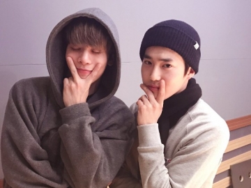 Masih Berduka Atas Kepergian Jonghyun, Suho EXO Berurai Air Mata di Atas Panggung 'The Last Kiss'