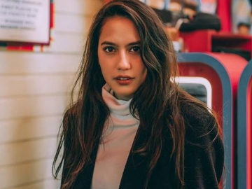 Gunakan Hot Pants Saat Musim Dingin, Pria Dibelakang Pevita Pearce Buat Salah Fokus