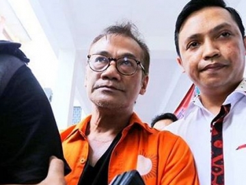 Berlinang Air Mata, Tio Pakusadewo Lantang Sampaikan Ini di Hadapan Polisi