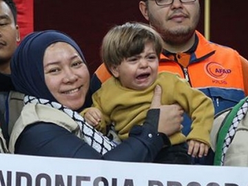 Kunjungi Pengungsi Palestina, Melly Goeslaw Akui Sudah Siap Mati