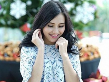 Unggah Foto Ini dan Tulis 'Kangen' Pada Ruben Onsu, Ayu Ting Ting Bikin Netter Penasaran