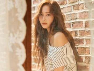 Jessica Pose Cantik Bareng Deretan Pohon Natal yang Indah, Netter Nyinyir Karena Hal Ini
