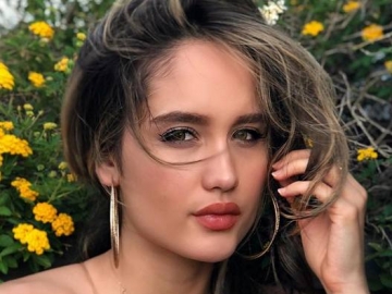 Pose 'Ngangkang' Sambil Diterpa Angin, Cinta Laura Buat Netter Klepek-Klepek