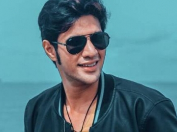 Berkacamata Hitam, Ammar Zoni Pamer Pose Tampan Ini Usai Bebas dari Penjara