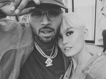 Makin 'Mesra', Agnes Monica-Chris Brown Gandengan Tangan di Disneyland