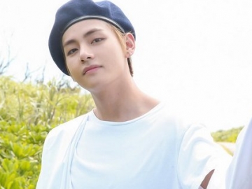 Pose Bareng Soohorang, Gantengnya V BTS Buat Hati Fans Meleleh