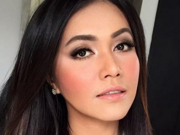 Tempelkan Pantat ke Kepala Para Model Pria, Netizen Minta Denada Bertaubat