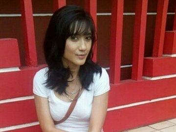 Dikabarkan Sudah Nikah, Suami Revi Mariska Malah Dikira Ayahnya