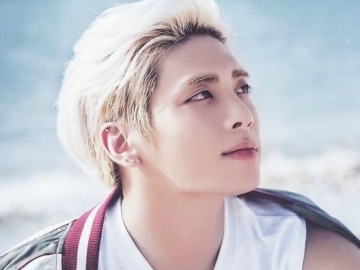 Tak Digubris Agensi, Fans Rapikan Sendiri Tempat Mengenang Mendiang Jonghyun di SM Coex Artium