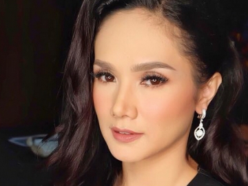 Mulan Jameela Unggah Foto Ahmad Dhani Sedang Ibadah, Tumpukan Baju di Pojokan Ini Buat Salfok