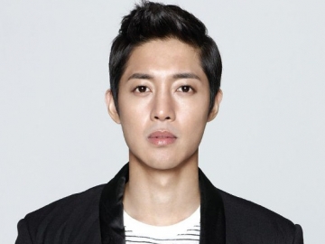 Lama Tak Kelihatan, Gantengnya Kim Hyun Joong Pose Bareng Dua Anjing Kesayangannya