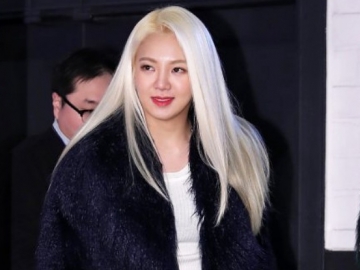 Liburan ke Jepang Bareng Teman-Teman, Cantiknya Hyoyeon Pose Dibalut Yukata
