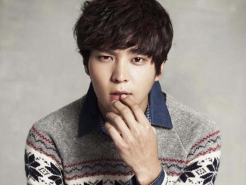 Lagi Libur Wamil, Joo Won Sapa Fans Lewat Foto Ganteng Ini