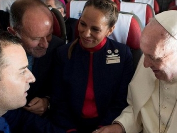 Terbang Bersama Paus Fransiskus, Pasangan Pramugari Ini Menikah di Atas Pesawat